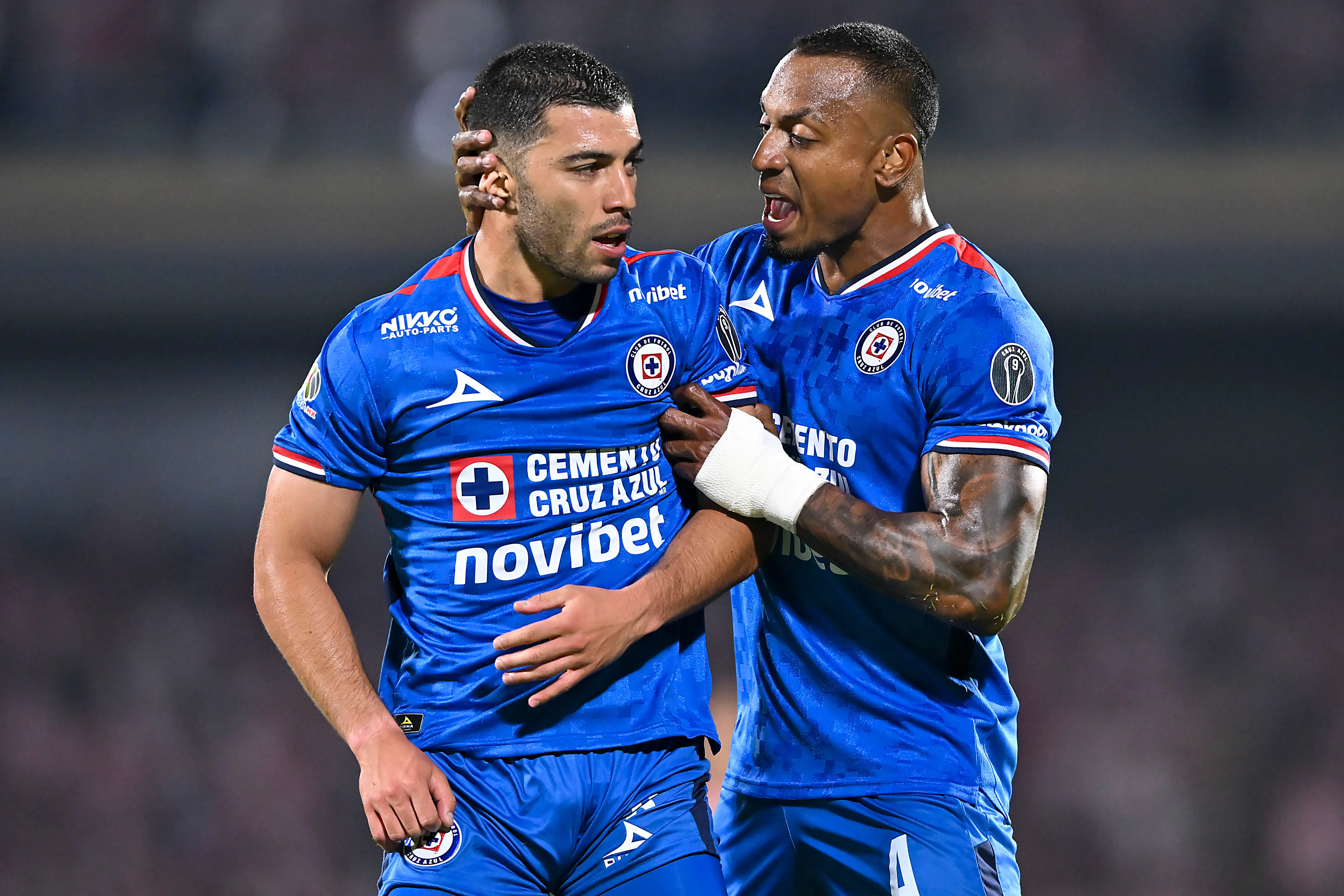 Lira y Ditta, señalados tras el empate con Pumas. (Imago 7)