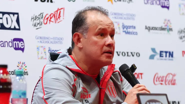 Juan Reynoso, DT de Necaxa, mete mano y hay repercusiones.