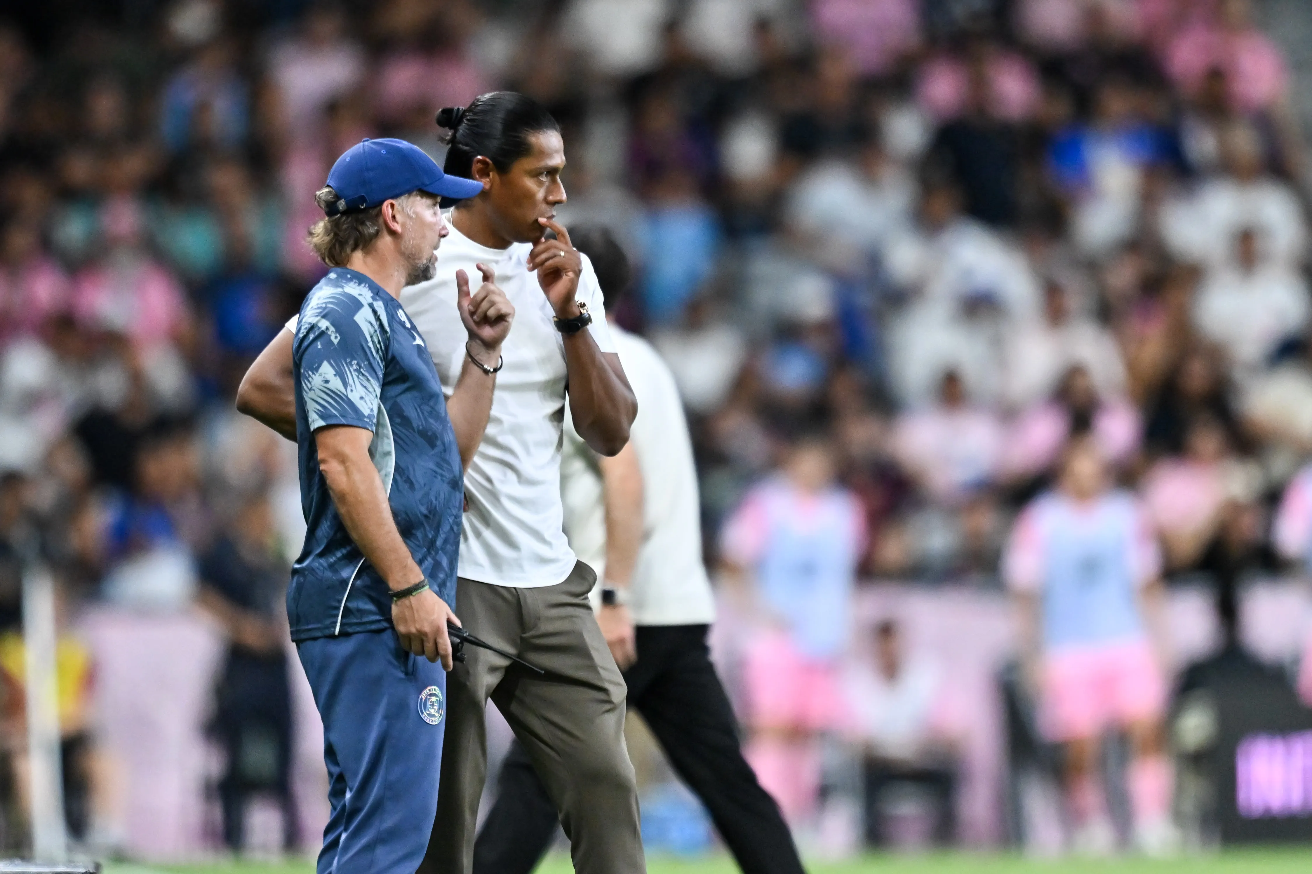 Joel Huiqui y Facundo Oreja, su auxiliar, conversando durante un juego de Cruz Azul, (Imago7)