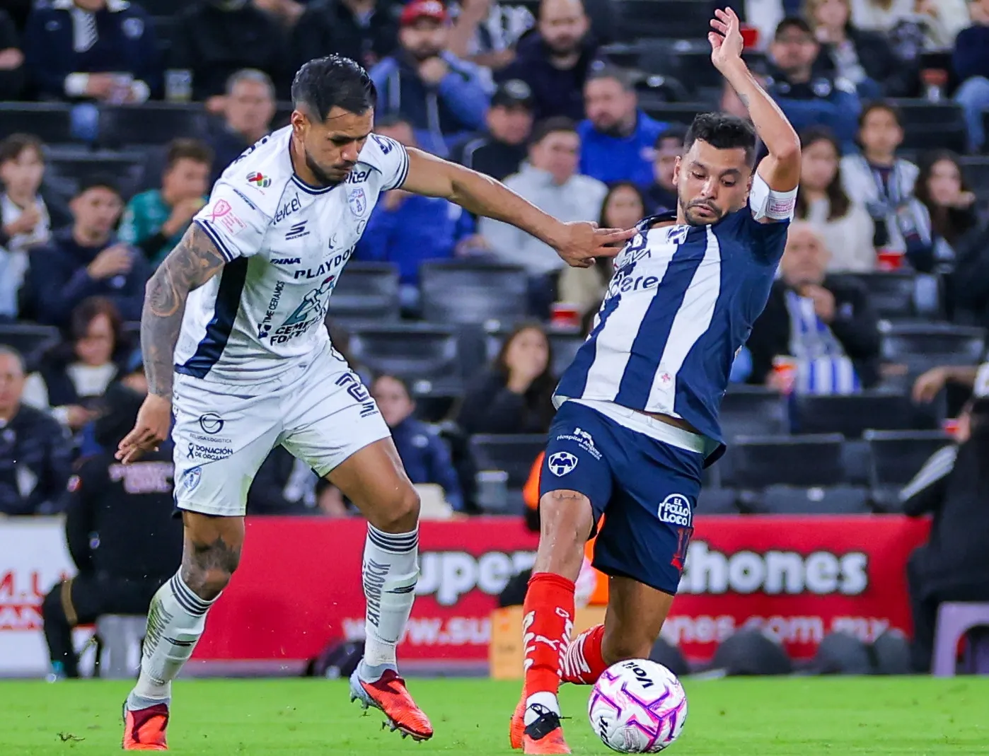 Barreto contra Corona, en el Pachuca – Rayados. (Imago 7)