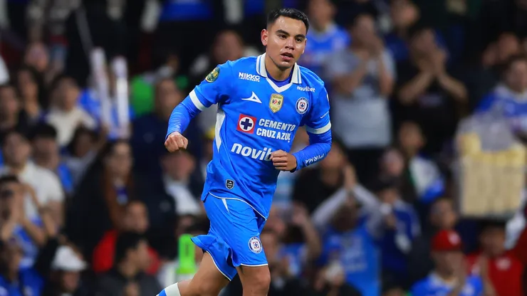 Carlos Rodríguez celebra el tanto en la goleada de Cruz Azul por 5-0 contra FC Juárez.
