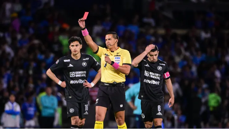 Cruz Azul quiso vetarlo de la final de Liga MX y ahora volverá a dirigirlo en el Apertura 2026.