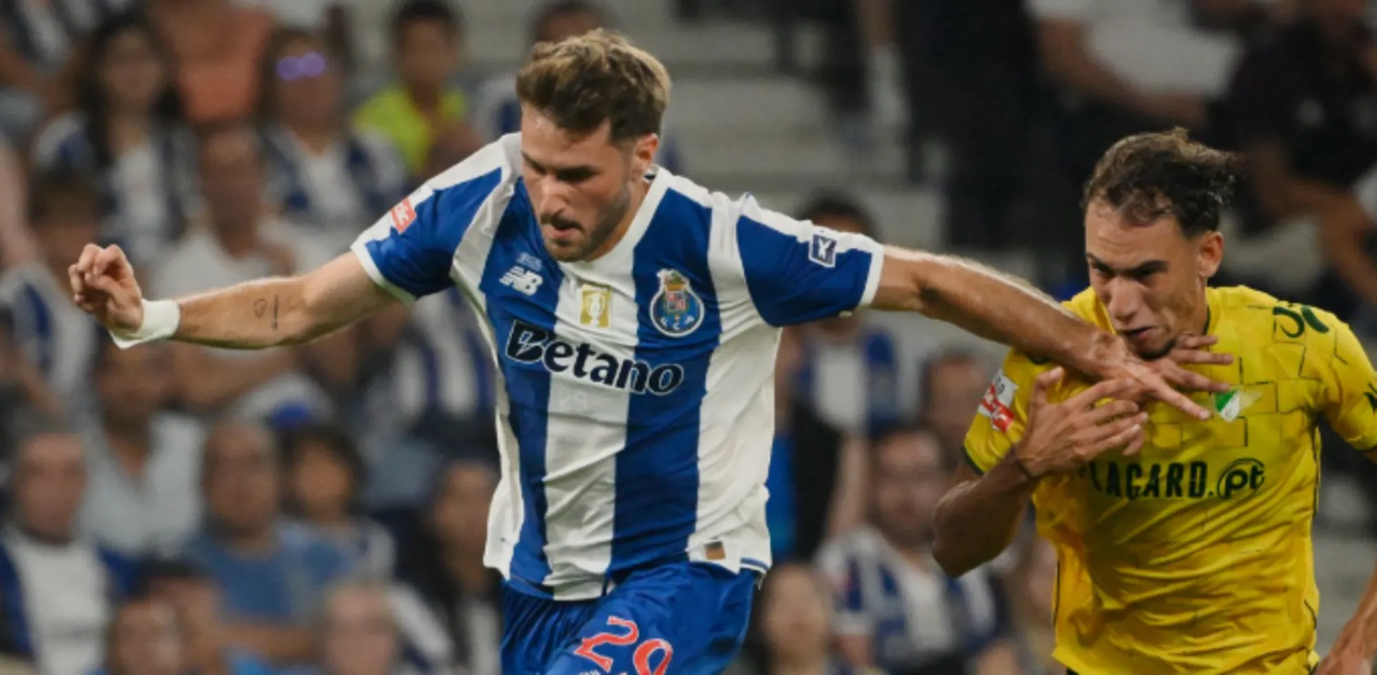Santiago Giménez apenas ha tenido oportunidades con el FC Porto (Archivo)