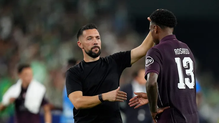 A pesar de la necesidad de marcar ante el PSV por la tercera fecha de la Liga de Campeones, Francesco Farioli no le dio minutos a Santiago Giménez.
