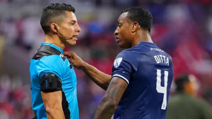 Julio Cruz, de Tepatitlán en la Liga de Expansión MX, empujó e insultó a una árbitra principal. Su acción recordó a la del defensor de Cruz Azul en el duelo contra Toluca.
