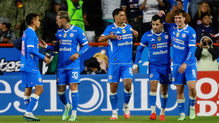 Cruz Azul estaba muy atento al desenlace de este compromiso al ser el escolta de los líderes tras su última victoria ante los Gallos Blancos del Querétaro