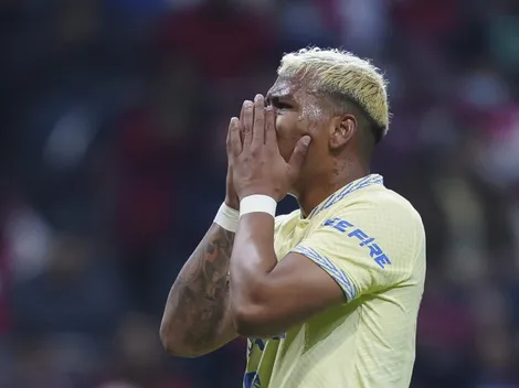 Afición de Racing se manifiesta contra el fichaje de Roger Martínez