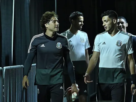 Raúl Jiménez y Guillermo Ochoa fueron pésimamente tratados en el Estadio Azteca