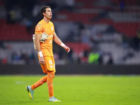 Error de Óscar Jiménez termina en gol "legítimo", pero el árbitro lo salvó...