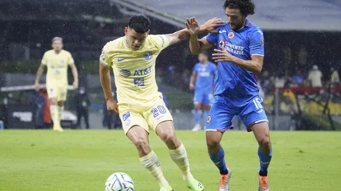 Ciudad de México, 20 de agosto de 2022. Richard Sánchez y José Ignacio Rivero, durante el partido de la jornada 10 del torneo Apertura 2022 de la Liga BBVA MX, entre las Águilas del América y la Máquina Celeste del Cruz Azul, celebrado en el estadio Azteca. Foto: Imago7/ Rafael Vadillo