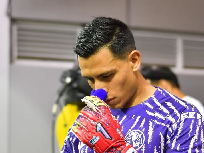 Sebastián Vegas ayudó a Luis Malagón a detener el penalti