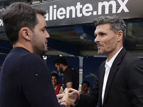 El momento en el que Ortíz arruina la playera de Larcamón