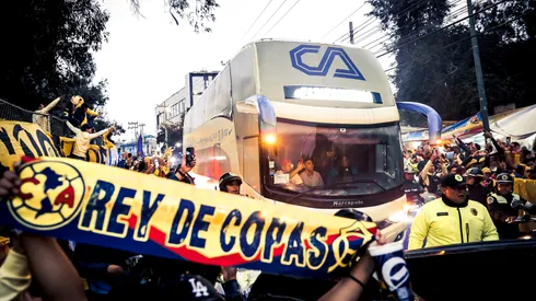 Una multitud recibió el camión americanista.