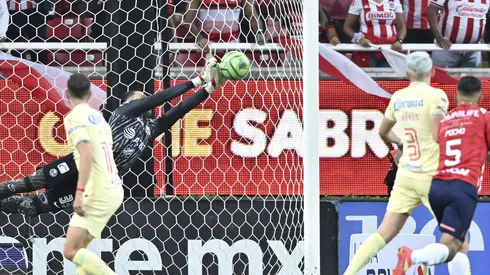 Malagón brilló con sus atajadas ante Chivas.