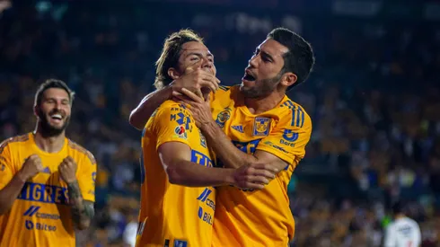 El beso entre Sebastián Córdova y Juan Pablo Vigón