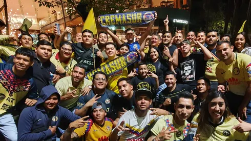 Decenas de americanistas fueron a darle serenata a las Águilas.