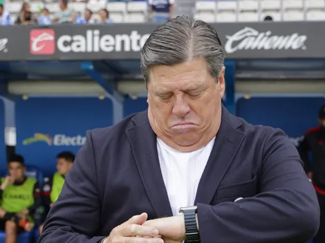 Miguel Herrera alza la mano para dirigir a México