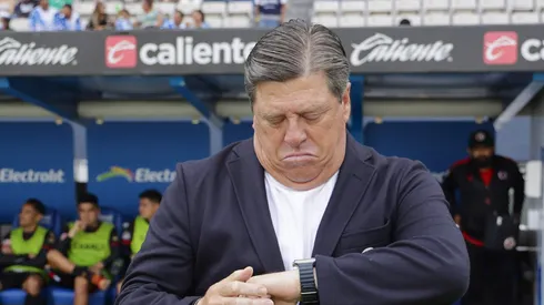 Miguel Herrera alza la mano para dirigir a México