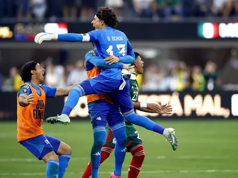 Luis Malagón celebra el título junto a Guillermo Ochoa