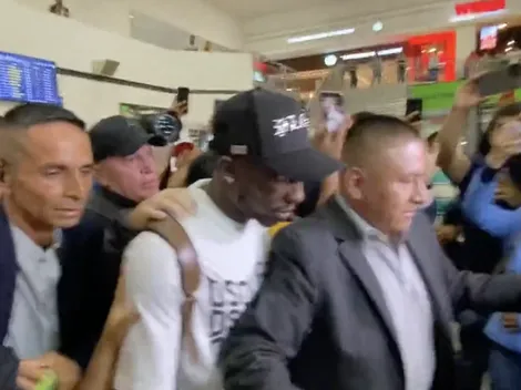 Julián Quiñones es recibido por la afición azulcrema