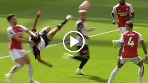 Raúl Jiménez se lució con un gran remate que casi termina en gol