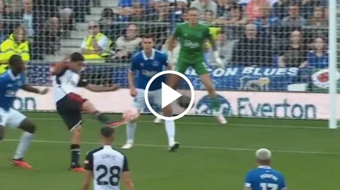 Raúl Jiménez casi marca un golazo en su debut oficial con el Fulham