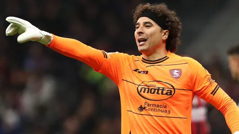 Guillermo Ochoa permite más goles de los que debería en Salernitana.