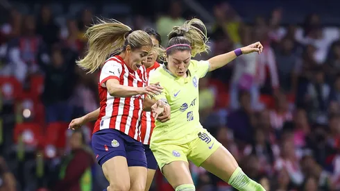 Ciudad de México, 24 de marzo de 2023. Michelle González y Katty Martínez, durante el partido de la jornada 11 del torneo Clausura 2023 de la Liga BBVA MX Femenil, entre las Águilas del América y las Chivas Rayadas del Guadalajara, celebrado en el Estadio Azteca. Foto: Imago7/ Eloisa Sánchez