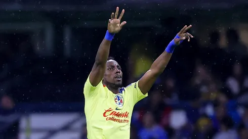 Julián Quiñones fue el más buscado en el aeropuerto.