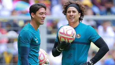 Fernando Tapia al lado de Guillermo Ochoa en el América