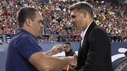 André Jardine y Fernando Ortiz saludándose.