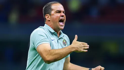 André Jardine ve por sus jugadores.