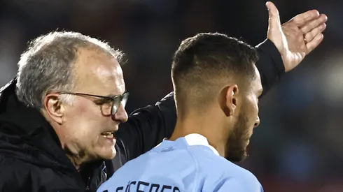 Sebastián Cáceres recibiendo instrucciones de Marcelo Bielsa.