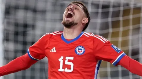 Diego Valdés sale lesionado con Chile.