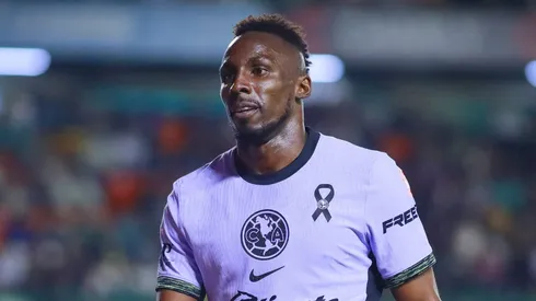 Julián Quiñones sigue sufriendo insultos racistas.