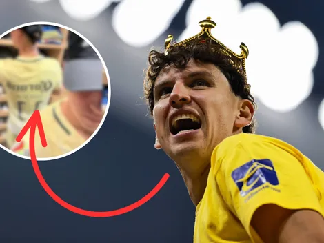 La icónica foto de Igor Lichnovsky con la playera de Michael Arroyo en la celebración del título