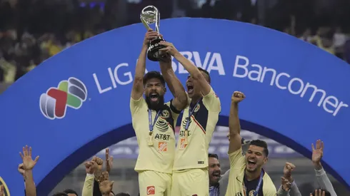 Peralta y Aguilar levantan el trofeo de campeones.