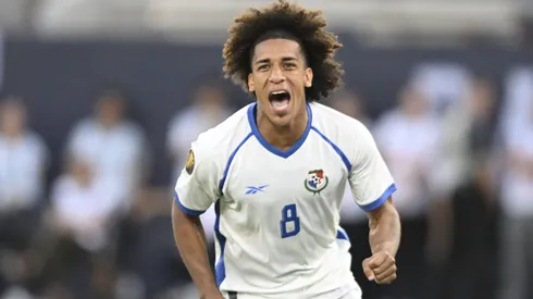 El futbolista de Panamá, seguido por las Águilas.