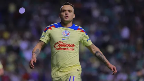 Jonathan Rodríguez es titular ante Pachuca