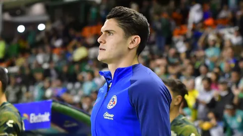 Israel Reyes sorprende como lateral derecho.