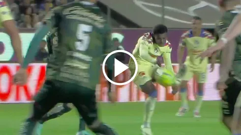 Javairo Dilrosun casi marca un golazo en su debut