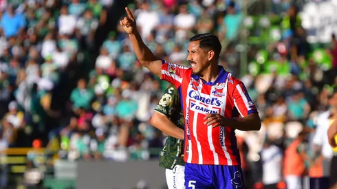 Chávez sabe bien que en América está su oportunidad de oro.