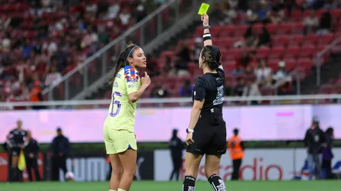 El arbitraje del Clásico Nacional en Liga MX Femenil fue muy polémico.