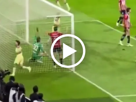 La chusca caída de Alejandro Zendejas tras su gol en el Clásico Nacional