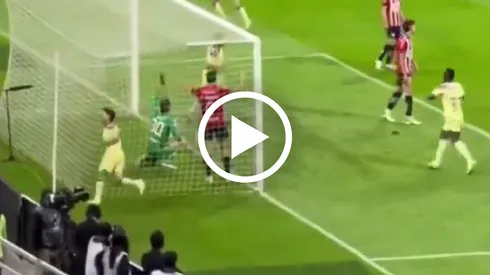 La chusca caída de Alejandro Zendejas tras su gol en el Clásico Nacional