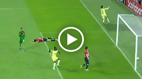 El polémico festejo de Julián Quiñones a Alan Mozo en el autogol de Chivas