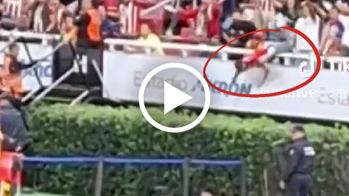 La aparatosa caída de un aficionado de Chivas en el Clásico Nacional de Concachampions