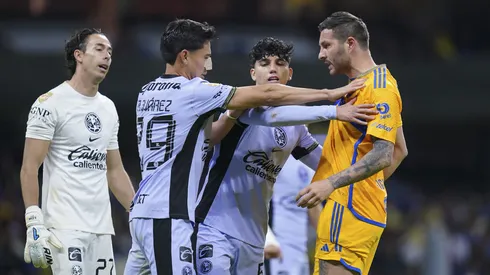 Jiménez se comportó a la altura bajo los tres postes.