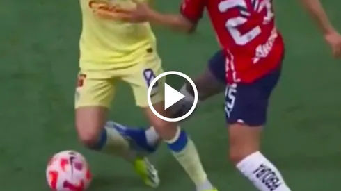 Álvaro Fidalgo sufrió una fuerte entrada ante Chivas