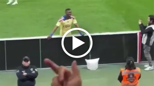 El descalificador acto racista de la afición de Chivas en contra de Julián Quiñones